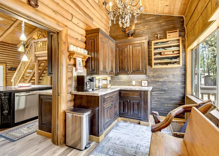 Cozy Log On 1/2 Acre In Lakeside! *