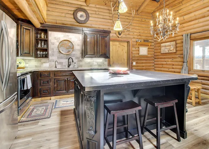 Cozy Log On 1/2 Acre In Lakeside! *