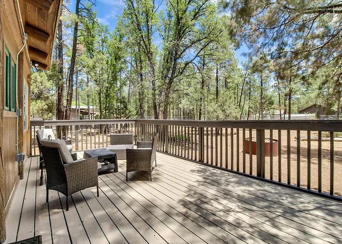 Cozy Log On 1/2 Acre In Lakeside!