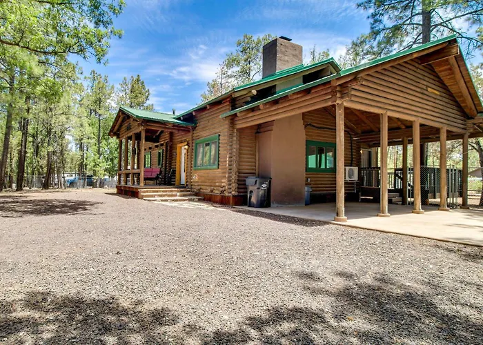 Cozy Log On 1/2 Acre In Lakeside!