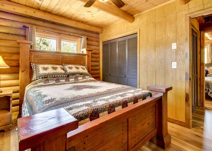 Cozy Log On 1/2 Acre In Lakeside! Holiday home