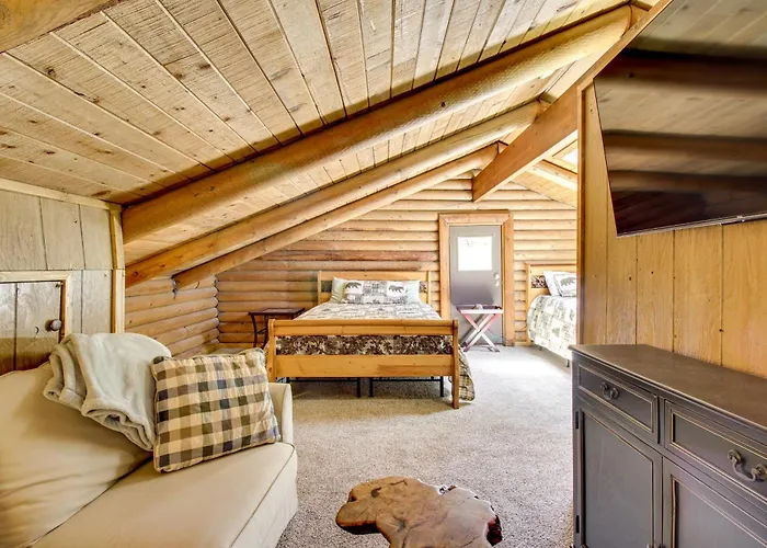 Cozy Log On 1/2 Acre In Lakeside! *